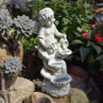 Fontaine de jardin en forme de baignoire pour oiseaux