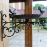 Fontaine à oiseaux en fonte, design classique et robuste