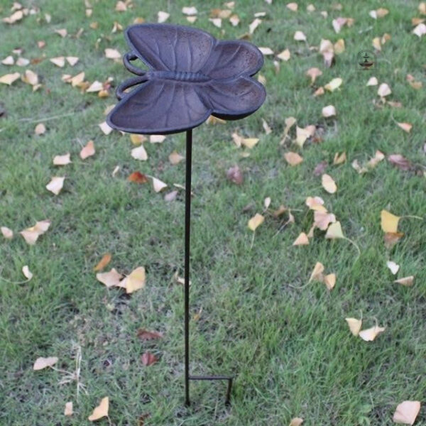 Fontaine à oiseaux élégante pour attirer les oiseaux