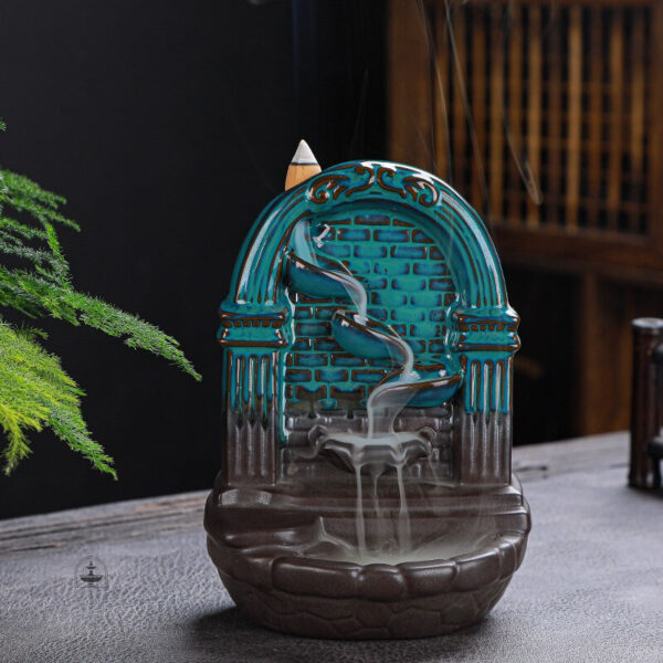 Décoration zen avec fontaine à encens pour méditation