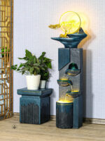 Fontaine artistique avec lumière colorée