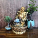Fontaine apaisante avec statue de Bouddha joyeux