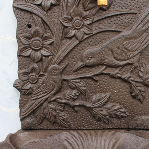 Fontaine murale décorative en métal ancien