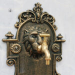 Fontaine murale tête de lion en pierre