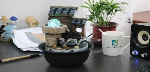 Fontaine décorative en forme de maison, idéale pour la relaxation
