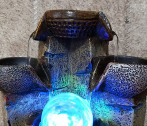 Élégante fontaine en pierre pour ambiance zen extérieure