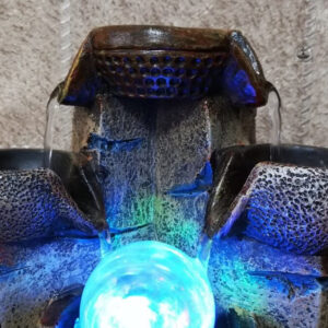 Élégante fontaine en pierre pour ambiance zen extérieure