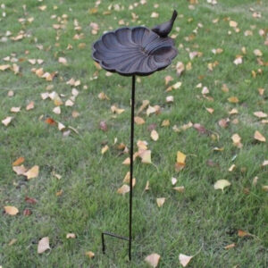Fontaine décorative pour attirer les oiseaux