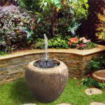 Décoration extérieure : fontaine solaire avec lumière intégrée