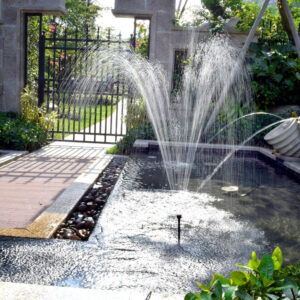 Décoration de jardin avec fontaine à panneaux solaires