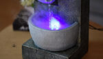 Élément décoratif zen, fontaine lumineuse et vaporisante