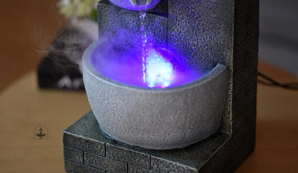 Élément décoratif zen, fontaine lumineuse et vaporisante