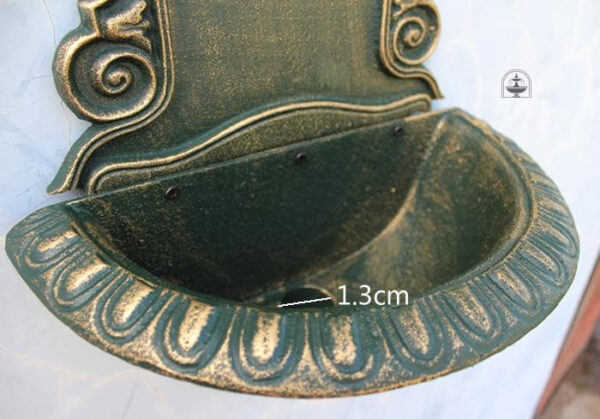 Fontaine en fonte pour embellir le jardin