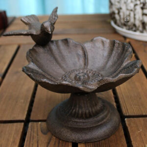 Fontaine en fonte pour attirer les oiseaux du jardin