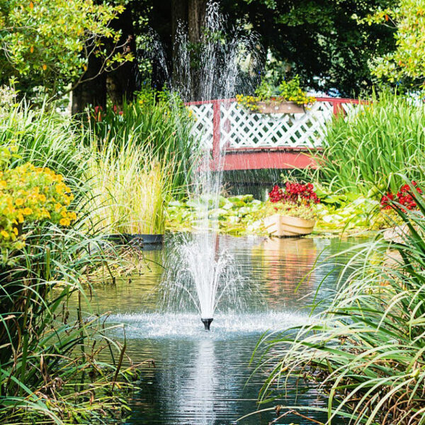 Décoration extérieure avec fontaine de jardin solaire