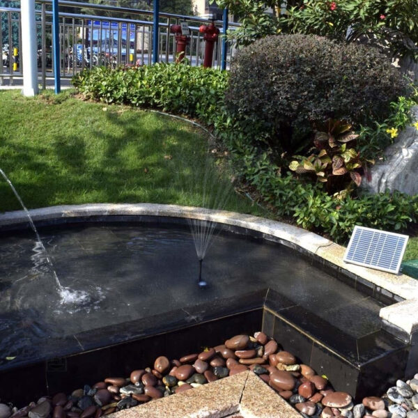 Accessoire de jardin : fontaine fonctionnant à l'énergie renouvelable